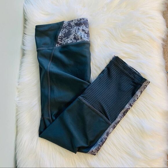 Under Armor Compression Heatgear Gray Capri Pants! - Picture 2 of 6